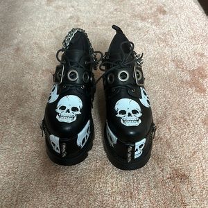 Black skull and chains Lamoda platforms. Size 7